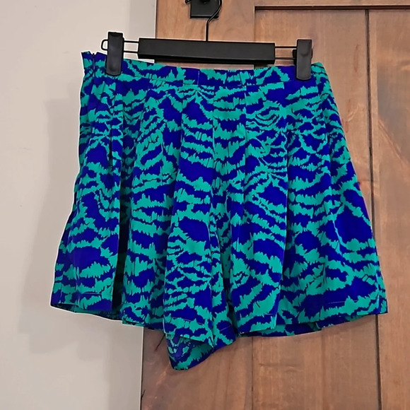 ANTHROPOLOGIE Sketchbook printed Silky pleated shorts In Blue/green. Size small - Picture 4 of 8